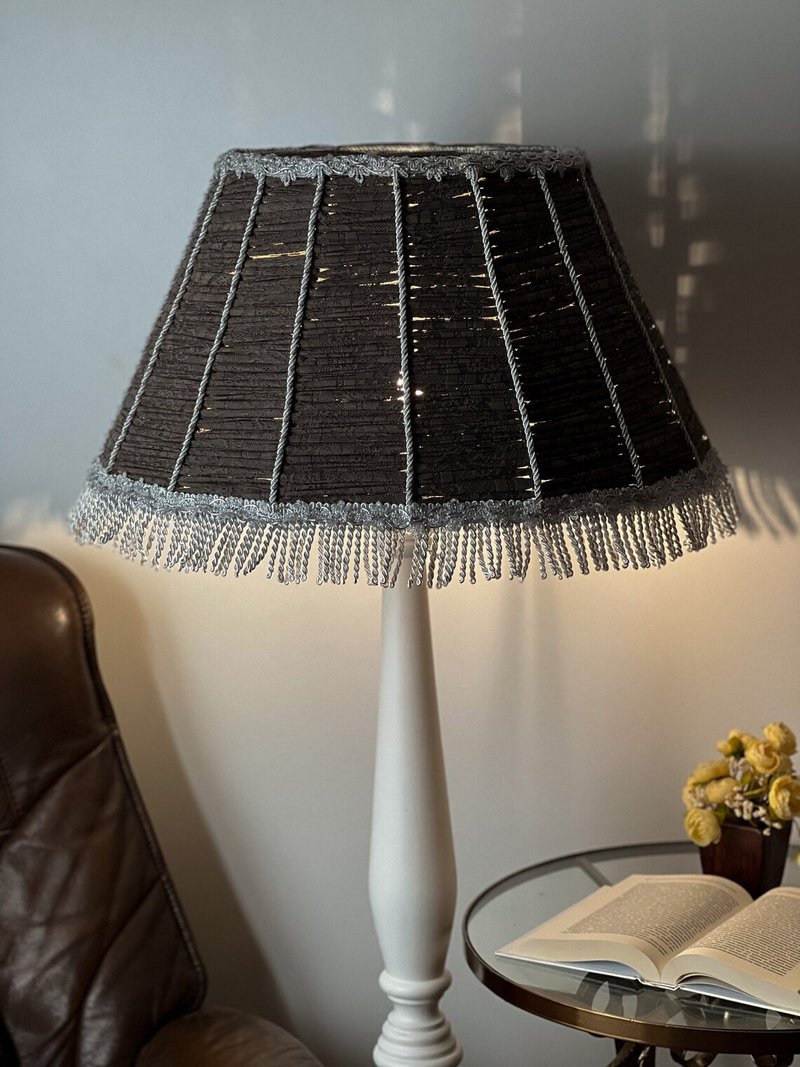 Victorian lampshade in gray-brown guipure with fringe - โคมไฟ - วัสดุอื่นๆ สีนำ้ตาล