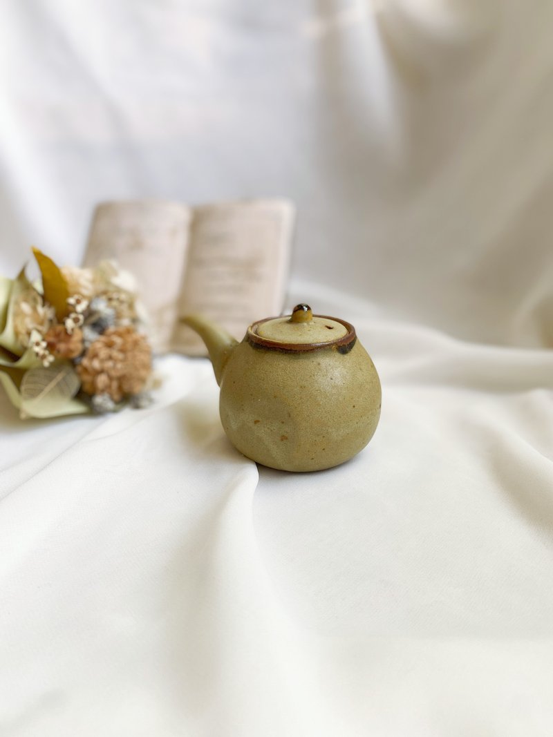 【好日戀物】日本帶回土灰色手作無耳茶壺 - 茶壺/茶杯/茶具 - 瓷 卡其色
