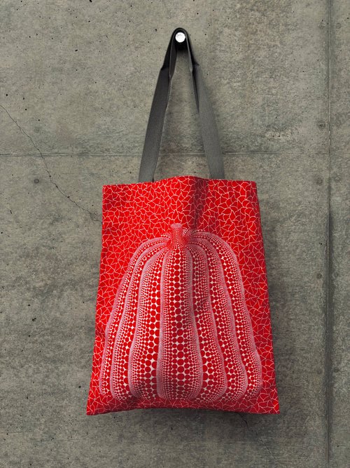 草間彌生　 美術館限定トートバッグ　かぼちゃ　赤　レッドパンプキン　紙袋 巾着 草間彌生】美術館限定 カボチャ模様の赤いトートバッグ - メルカリ