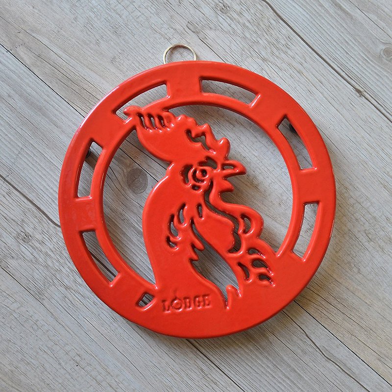 American LODGE Rooster Shaped Cast Iron Enamel Insulated Pot Holder - Place Mats & Dining Décor - Other Metals Red