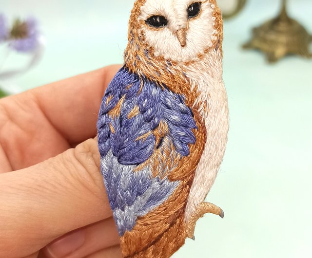 幸福を呼ぶ白フクロウのブローチ［ビーズ刺繍ブローチ］ - ブローチ