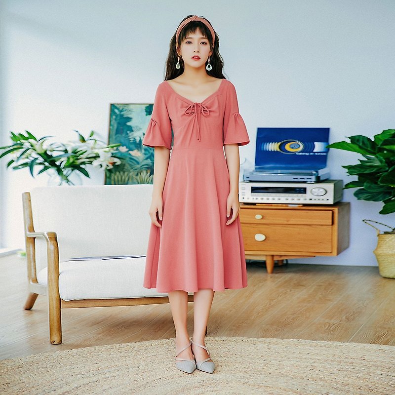 Anne Chen 2018 summer new style Y-shaped collar waist dress dress - ชุดเดรส - วัสดุอื่นๆ สีแดง