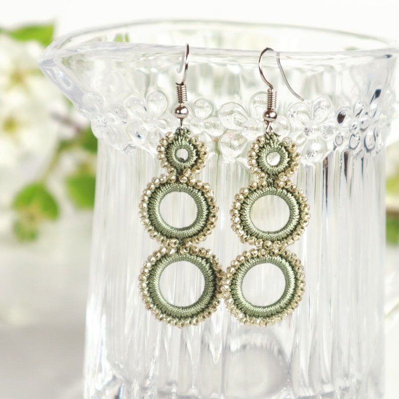 ビーズとレースのピアス【リング】カーキ and シルバー - 耳環/耳夾/耳骨夾 - 繡線 卡其色