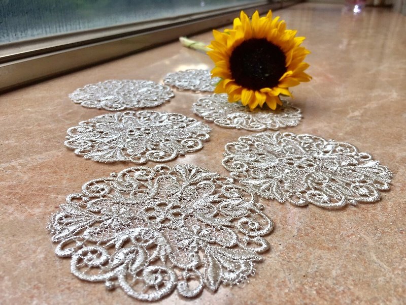 PUREST HOME Elegant Lace Coat Embroidery Cup Mat - LC17002F (Sliver) | Gorgeous Afternoon Tea. Home aesthetics. New home into gifts, for their own choice - ที่รองแก้ว - วัสดุอื่นๆ สีเงิน