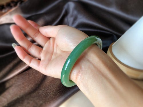 一念之間 收藏級 天然和田玉 碧玉手鐲 超美陽綠 老坑料 無黑無裂 質地溫潤
