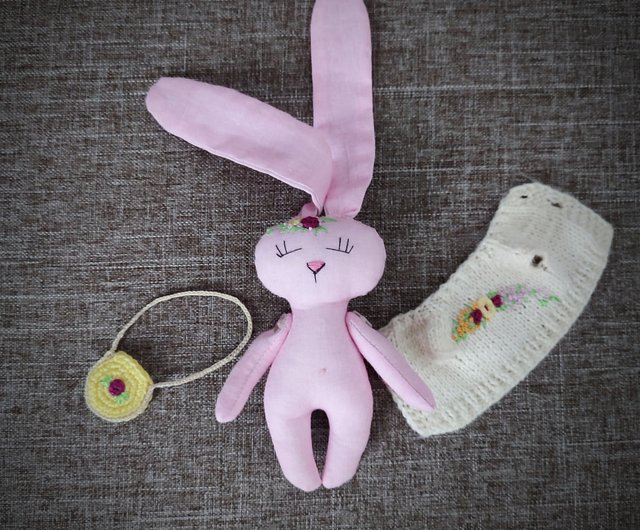 手作りのバニーおもちゃ イースターのウサギ 刺繡のうさぎ生地 うさぎのぬいぐるみ ショップ Studioartolga 知育玩具 ぬいぐるみ Pinkoi