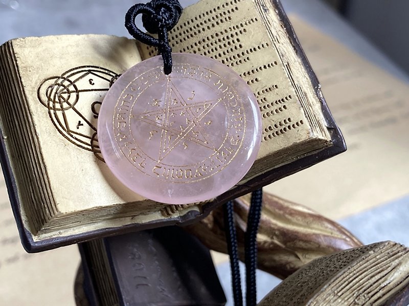 [Solomon Key_Venus Amulet. Pink crystal pendant】Attract love and attract the one you love - Long Necklaces - Crystal Pink