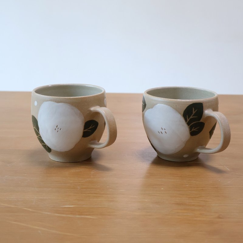 山茶花 手工陶馬克杯 咖啡杯 - 咖啡杯/馬克杯 - 陶 卡其色