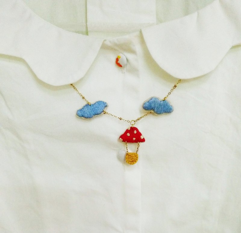 手工刺繡．紅蘑菇熱汽球頸飾 - 項鍊 - 棉．麻 