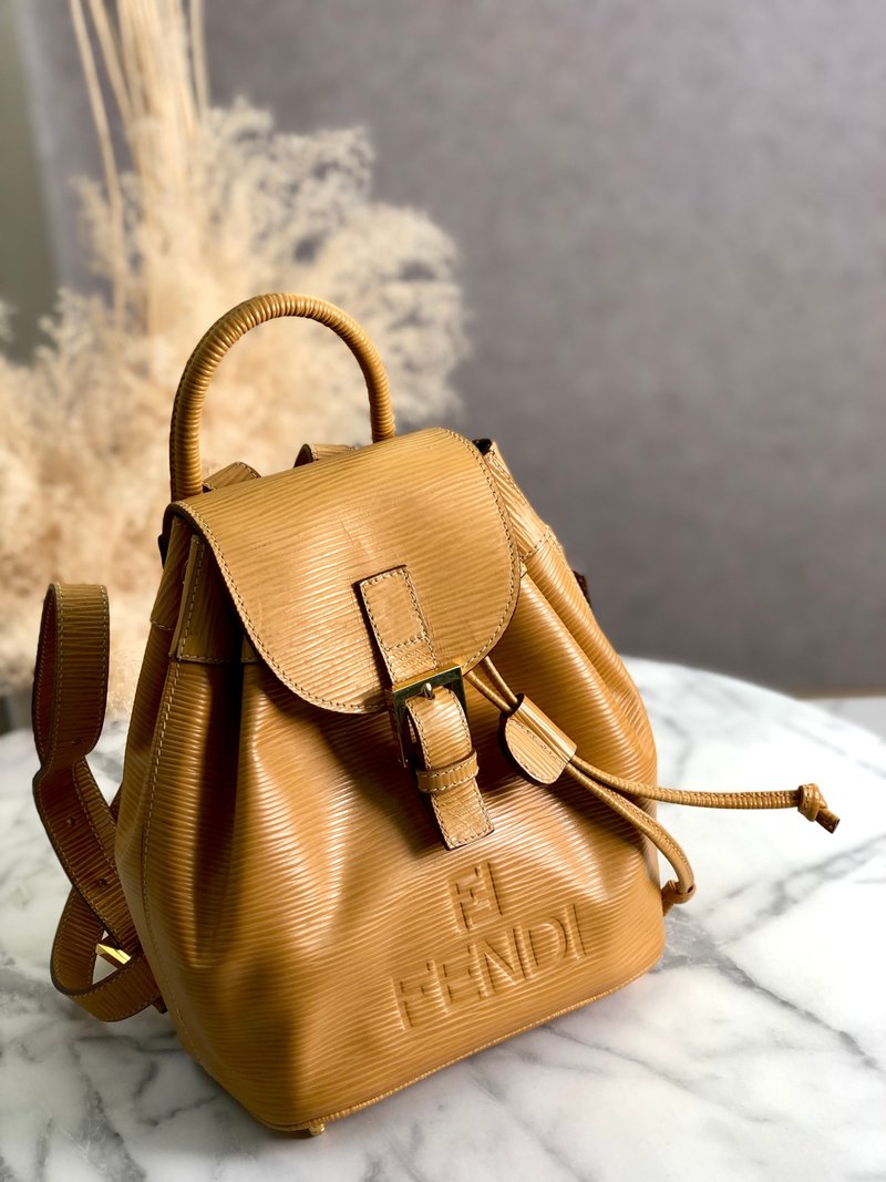 【 日本直送　名牌中古包 】FENDI フェンディ リュック ベージュ フロントバックル レザー型押し バックパック vintage ヴィンテージ 47jcck - 後背包/背包/書包 - 真皮 咖啡色