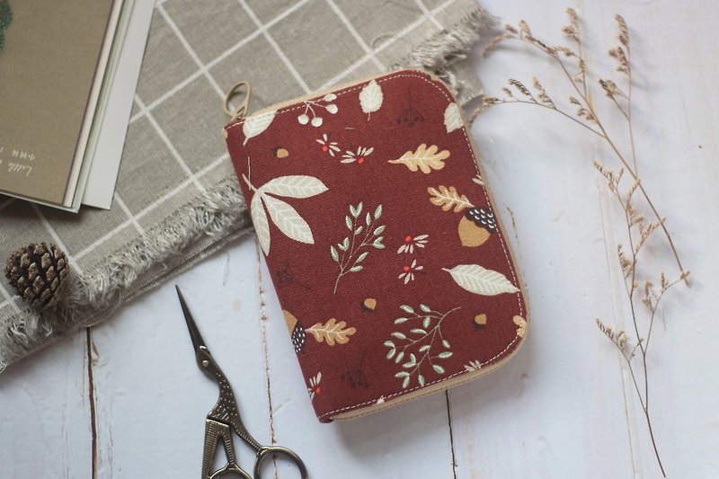 Hand-made short clip bag. Red autumn leaves and fruits - Wallets - Cotton & Hemp Red