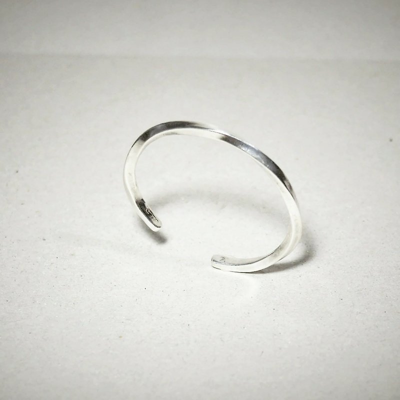 簡約扭轉 925銀手環  Concise_ twist silver cuff Bracelet - 手鍊/手鐲 - 其他金屬 銀色