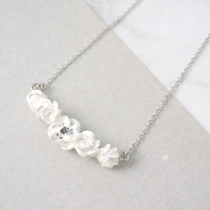 Marble pattern floral necklace =Flower Piping= - สร้อยคอ - ดินเหนียว ขาว