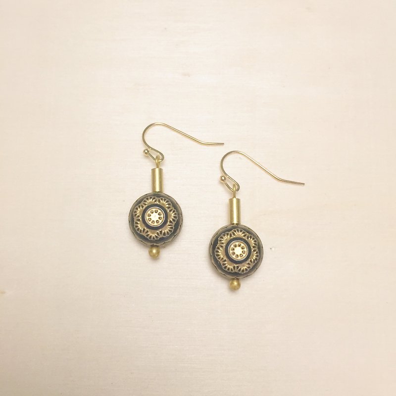 Vintage engraving black flower earrings - Earrings & Clip-ons - Resin Black