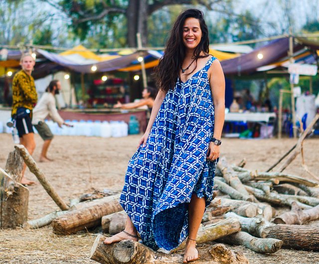 バティックナチュラルブルーインディゴジャンプスーツ。女性の