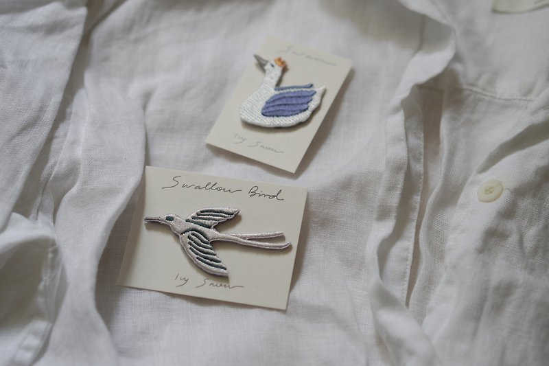 Embroidery pins flying birds swan - Badges & Pins - Thread Blue