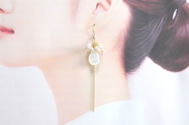 White shell pear shape and freshwater pearl earrings - gold - ต่างหู - วัสดุอื่นๆ ขาว