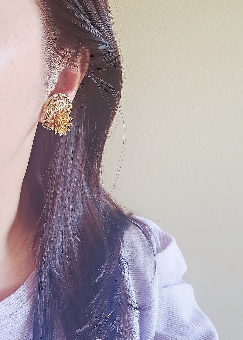 Vintage earrings Signed Corocraft 【vintage jewelry】 - ต่างหู - วัสดุอื่นๆ สีทอง