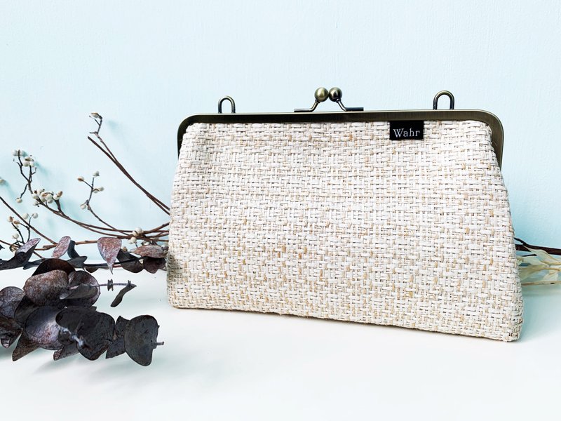 Lines clasp frame bag/with chain/ cosmetic bag - กระเป๋าคลัทช์ - ผ้าฝ้าย/ผ้าลินิน ขาว