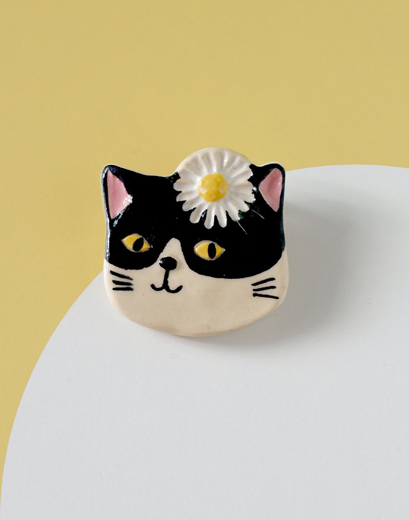 Purr- Cat with Daisy- Brooch of porcelain - 胸針/心口針 - 陶 多色