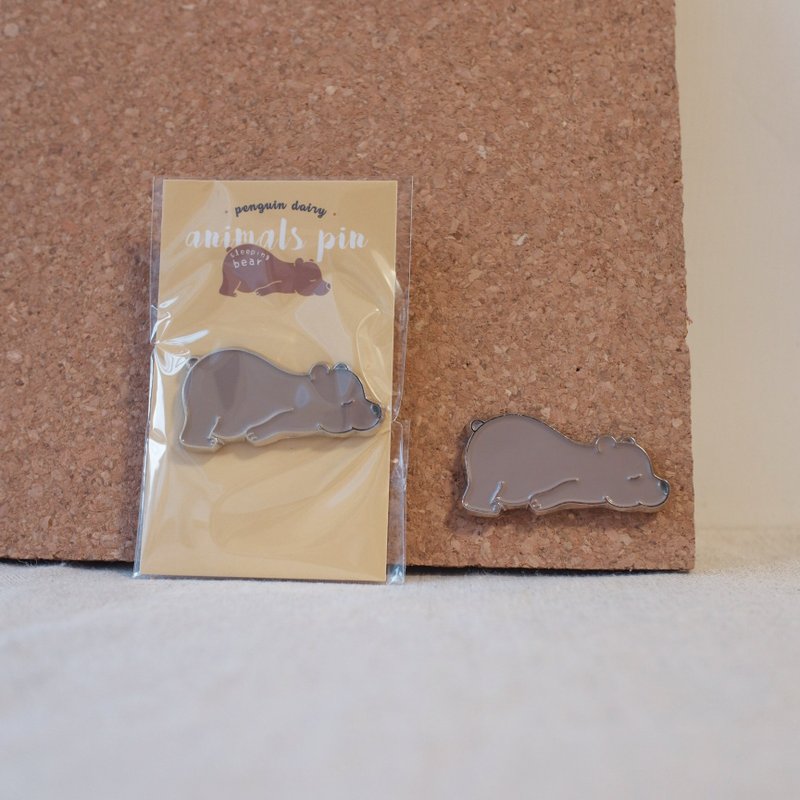 訓教熊鐵襟章 | sleeping bear pin - 徽章/別針 - 其他金屬 