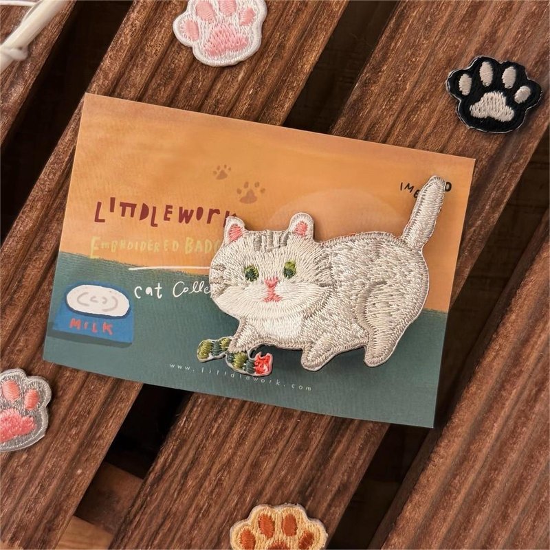 刺繡燙貼/別針 | 貓咪 - 銀漸層抓蟲蟲| Littdlework - 徽章/別針 - 繡線 多色