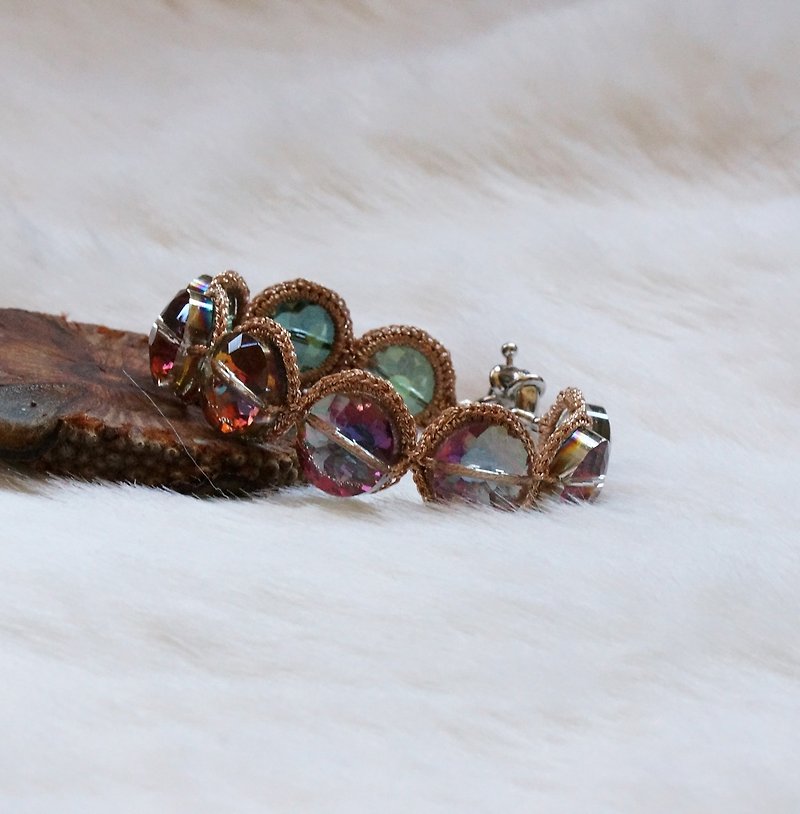 Hand Crocheted Faceted Glass Bead Bracelet - สร้อยข้อมือ - แก้ว สีทอง