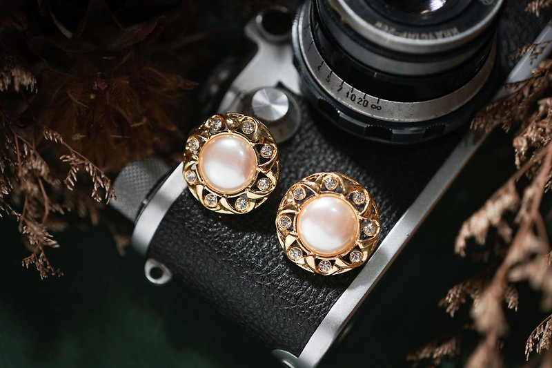 Old jewelry [/] pieces of old Western VINTAGE US MONET vintage pearl Stone pin earrings - ต่างหู - โลหะ สีทอง