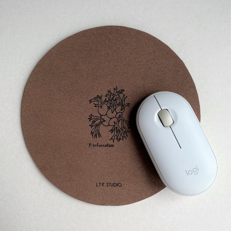 Walk in the forest - vegan leather - handmade - mouse pad - แผ่นรองเมาส์ - หนังเทียม สีนำ้ตาล