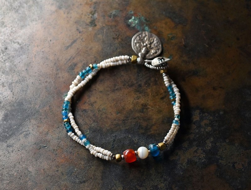 Old Indian Silver top, old Chin Silver, Mizoram carnelian, ancient agate, double bracelet of white and emerald blue beads - Bracelets - Glass White