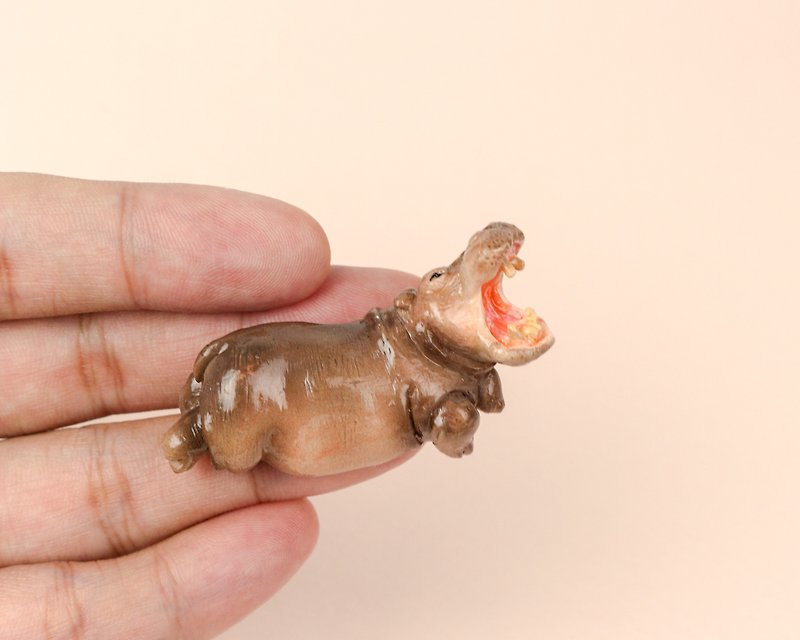 Short leg series - Hippo open mouth three-dimensional brooch / pin / healing small things - Brooches - Plastic Pink