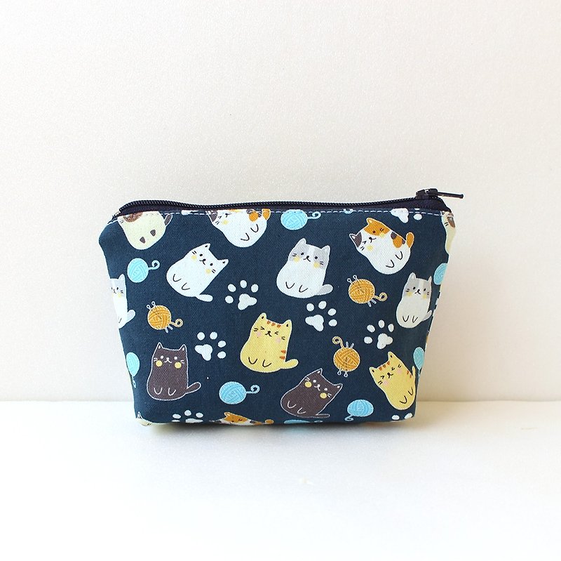 Sell cute kitten storage bag / sundries bag coin purse tampons - กระเป๋าเครื่องสำอาง - ผ้าฝ้าย/ผ้าลินิน สีน้ำเงิน
