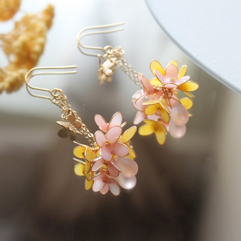 【朝露花球耳環】粉色花球垂墜耳環 銅線樹脂 蝴蝶 耳環/耳夾 - 耳環/耳夾/耳骨夾 - 樹脂 粉紅色