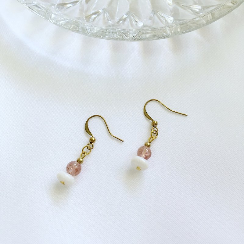 classical. Natural strawberry crystal white shell attracts peach blossom noble dangle earrings ear pin Clip-On - ต่างหู - คริสตัล สึชมพู