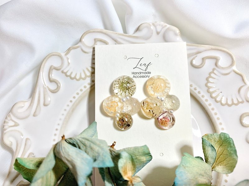 Leaf Design / Morning Dew-Daisy Yellow / Japanese Dry Flower Handmade Earrings - Earrings & Clip-ons - Resin Yellow