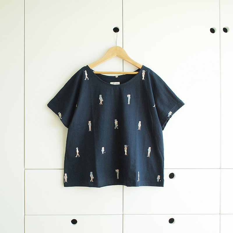 猫の作物のTシャツ：ネイビー - Tシャツ - コットン・麻 ブルー