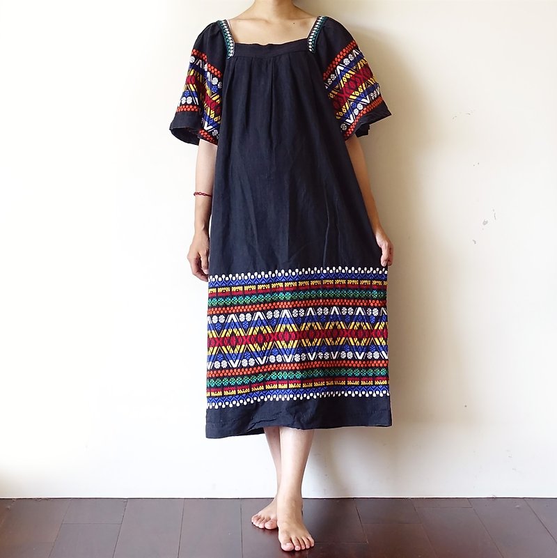 BajuTua /ヴィンテージ/ 90の伝統的な手織りグアテマラ刺繍のドレス - 黒 - ワンピース - コットン・麻 ブラック