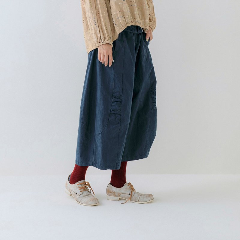 緩步膝間抽褶繭型休閒褲 - 女長褲 - 棉．麻 藍色