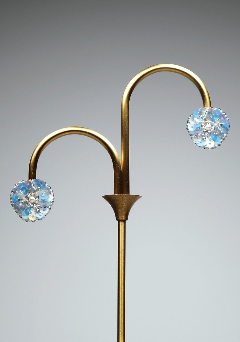 Golden Flow 手作飾品 刺繡系列 耳環/耳夾 NO.006 水藍波光 - 耳環/耳夾 - 其他材質 藍色