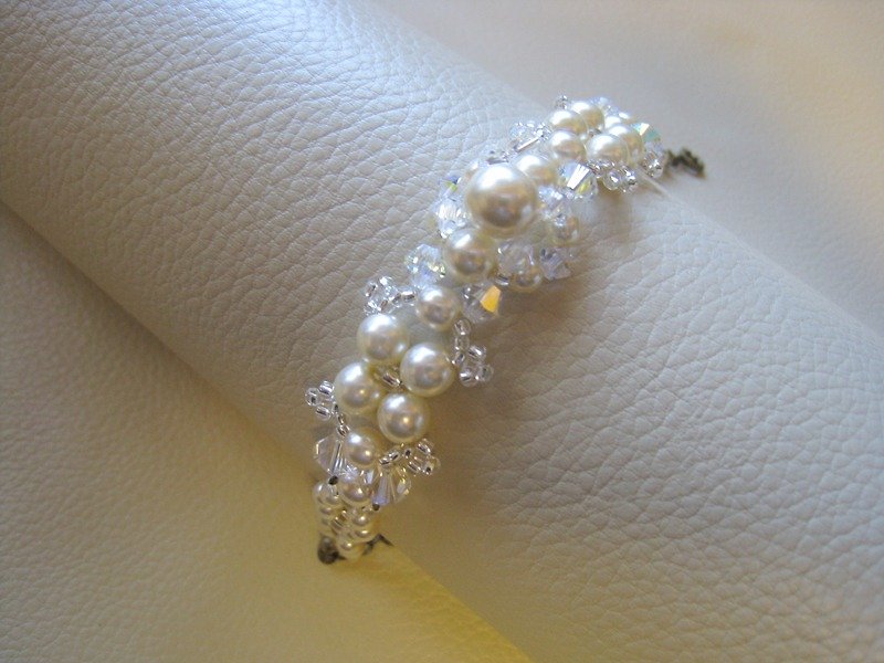 Czech Glass Pearl & Swarovski Crystal Bracelets＜PEB:Cream＞Bridal* - Bracelets - Glass White