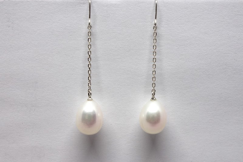 Budgie's egg pearls earrings SV925【Pio by Parakee】淡水珍珠耳環 - Earrings & Clip-ons - Gemstone White