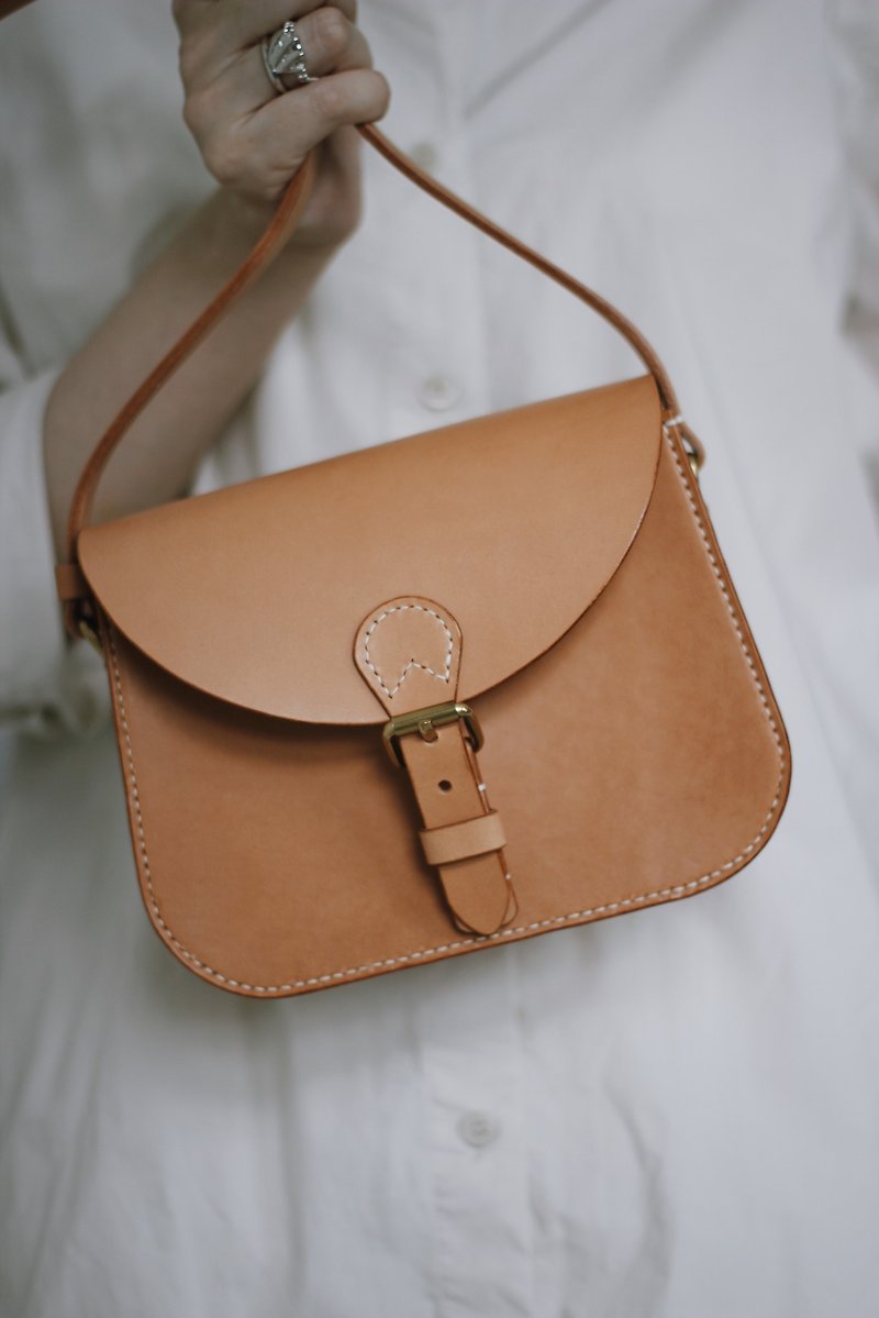 Handmade Handcrafted Vegetable Tanned Leather Saddle Bag - Small - กระเป๋าถือ - หนังแท้ สีนำ้ตาล