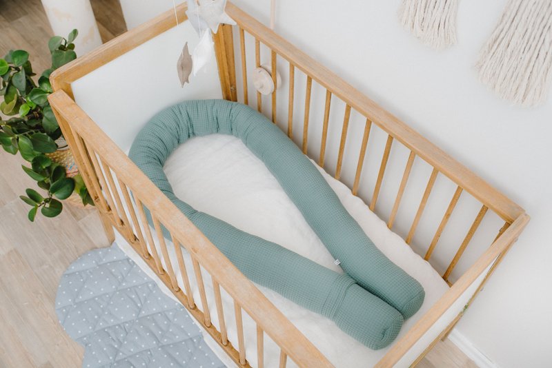 Green neutral baby crib snake bumper pillow - bumper pad for newborn bed - 嬰兒床/床圍/寢具 - 棉．麻 綠色