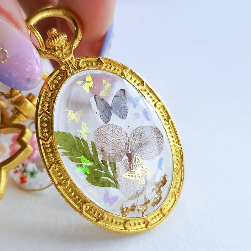 Handmade resin preserved flower pendant keychain - ที่ห้อยกุญแจ - เรซิน หลากหลายสี