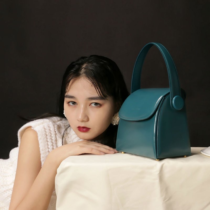 Blue top layer cowhide retro simple drawer square bag side back handcuffs dual-use leather bag macarons - กระเป๋าแมสเซนเจอร์ - หนังแท้ สีน้ำเงิน