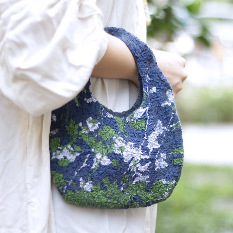 11.29【Playing with fiber】nuno felt — wool play transformation‧ handbag - Knitting / Felted Wool / Cloth - Wool 