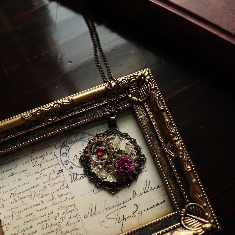 Crystal and resin flower steampunk style necklace - สร้อยคอ - โลหะ 