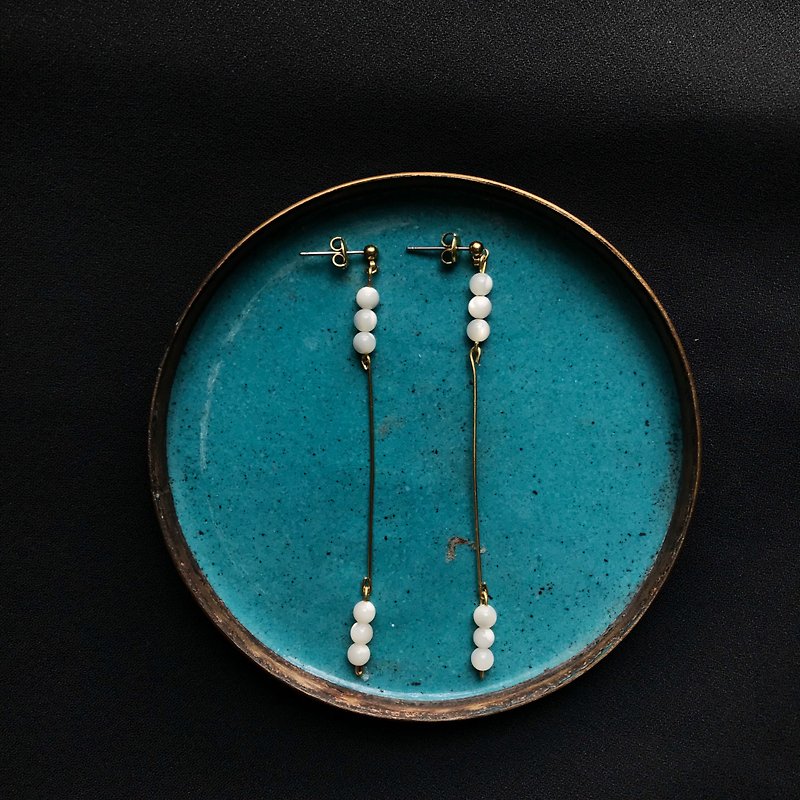 Bronze shell beads with long chain - ต่างหู - เครื่องเพชรพลอย ขาว