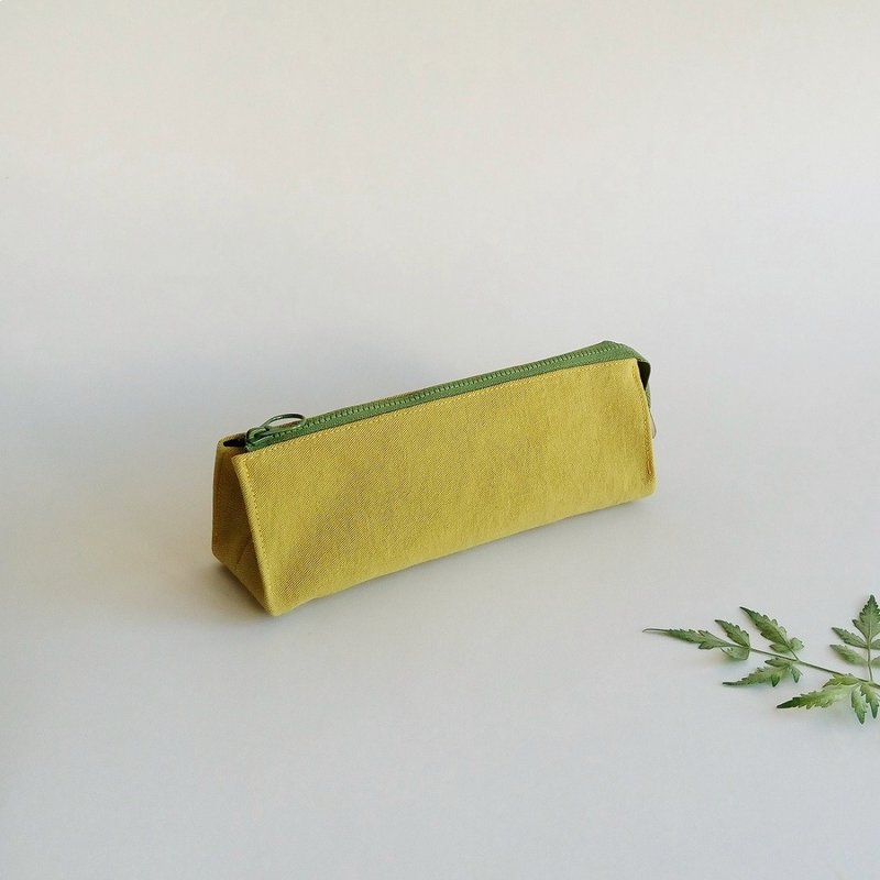 THAni handmade plant-dyed mustard green pencil bag cosmetic bag pencil case storage bag thick cultural creation - กล่องดินสอ/ถุงดินสอ - ผ้าฝ้าย/ผ้าลินิน สีเขียว