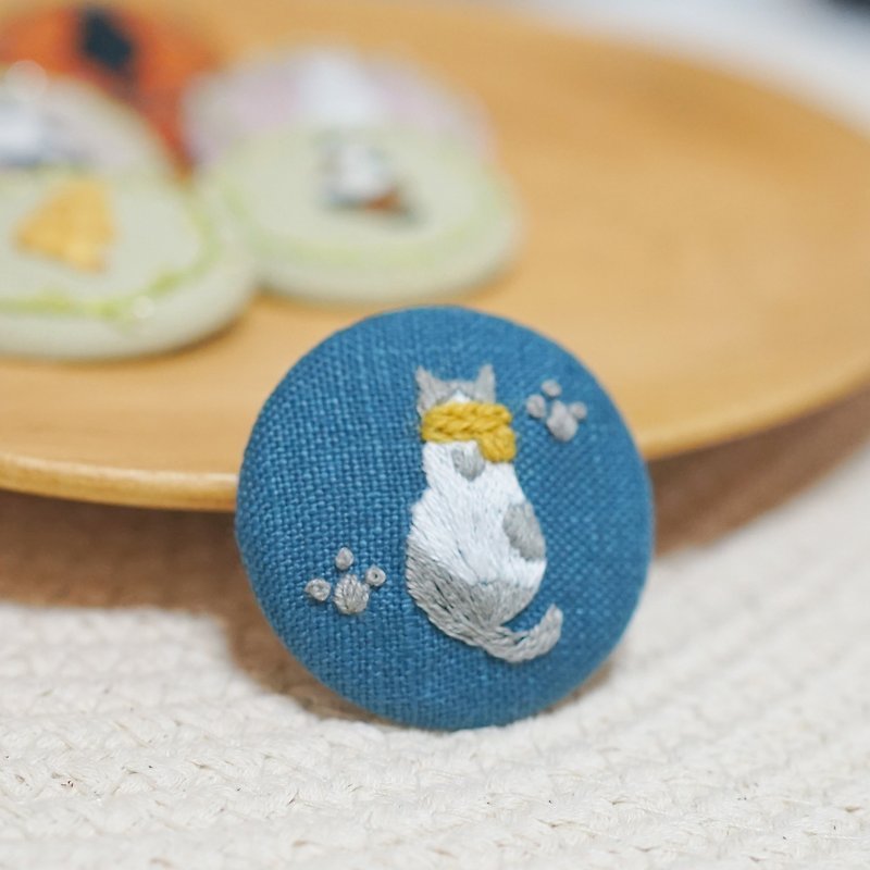 Hand Embroidery | Blue and White Kitten Pin/Hair Ring | Denim Blue